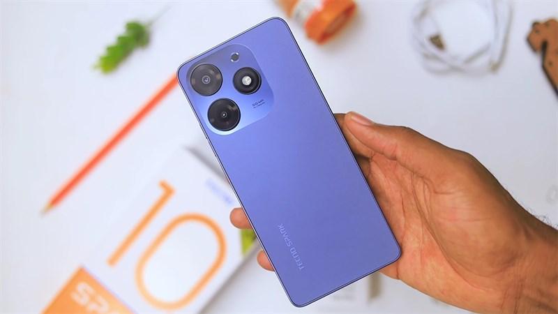 Mặt lưng của Tecno Spark 10 Pro được thiết kế dạng phẳng cùng lớp kính nhám mờ cực kỳ đẹp mắt