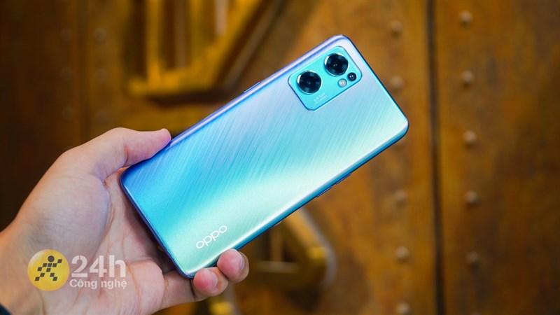 Mặt lưng OPPO Reno7 5G được làm cong sang hai bên