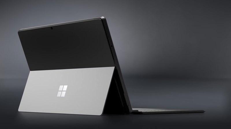 Mặt sau của Surface Pro 9 đơn giản nhưng lại nổi bật với logo Microsoft được phủ bóng hiện hữu ở chân đế