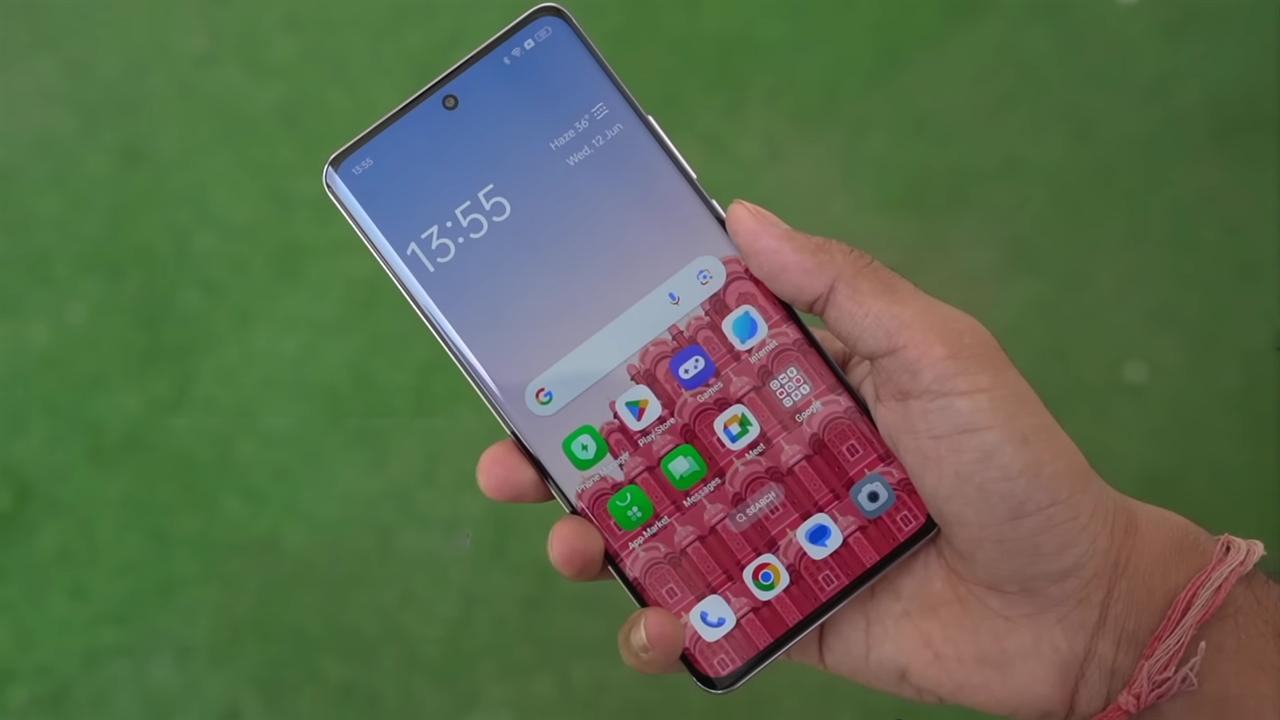 OPPO F27 Pro+ 5G được trang bị màn hình cong cùng chất lượng hiển thị tốt. Nguồn: TECHOOB.