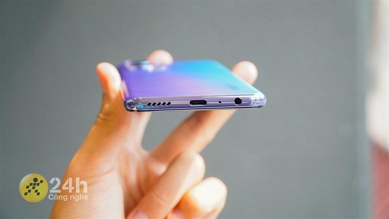 OPPO Reno7 5G có thiết kế màn hình đục lỗ