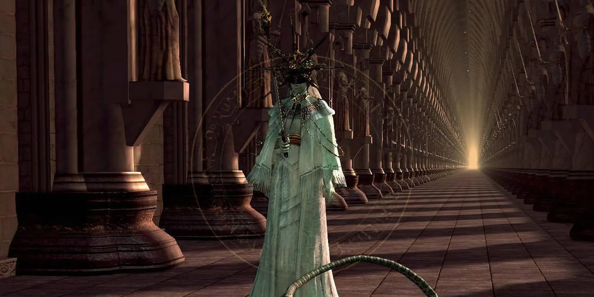 Dark Sun Gwyndolin trong Dark Souls đang thi triển phép thuật giữa hành lang dài