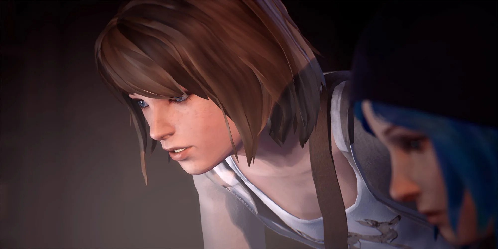 Max Caulfield nhìn vào máy tính cùng Chloe Price trong Life Is Strange, thể hiện mối quan hệ bạn bè thân thiết trong game phiêu lưu lựa chọn