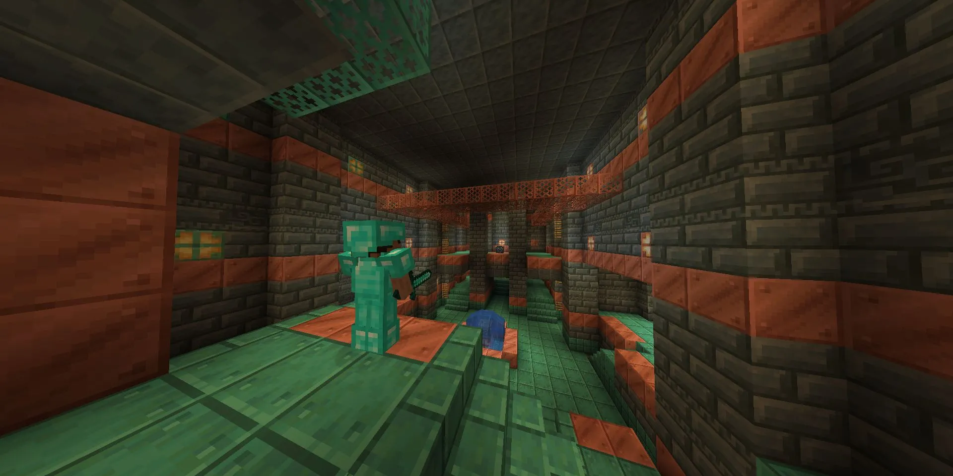 Steve trong bộ giáp kim cương đang chiến đấu trong Trial Chamber ở Minecraft